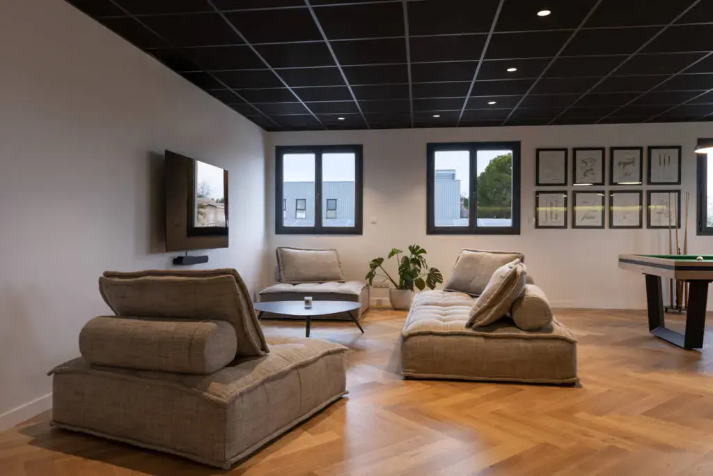 Espace détente pour bureaux à Castries par Nadia Duffieux
