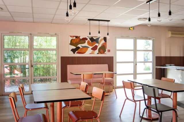 [Nouveau projet social]Aménagement et décoration d'une salle de restaurant destinée aux résidents du foyer de vie Les Aramons à Montpellier.Nous avons repensé l'espace de vie du foyer avec la création de différents aménagements en fonction des humeurs et des besoins des résidents. Des tables hautes et basses ainsi des banquettes et /ou chaises ont été intégrées à cette nouvelle dynamique. La sélection du mobilier léger, empilable et coloré.Une peinture rose poudrée et un papier peint dynamise l'ensemble avec douceur et chaleur.Une porte coulissante a été crée pour séparer la partie réception de la salle commune.Un sous bassement en bois habille et feutre l'espace @woodupp_fr Conception : @neo_design_despaceMobilier : chaises et tables  @lesgambettes banquette @ligne_vauzelleSous bassement @woodupp_fr Porte coulissante sur mesure : @atelier.e.reca Papier peint Mambo @casamance_official Parquet : @seigneurie_gauthier_montpellierPhotos.  @marionjphotographie