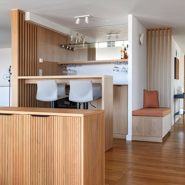 Dans cet ancien espace de stockage, @neo_design_despace a réinventé chaque coin pour créer quatre espaces fonctionnels : une banquette accueillante, un bar élégant, un coin TV relaxant et une penderie organisée. Nous avons privilégié une ambiance chaleureuse, mettant en avant le bois travaillé avec soin par @atelierhadrian. --Rénovation d'une maison individuelle à Sète