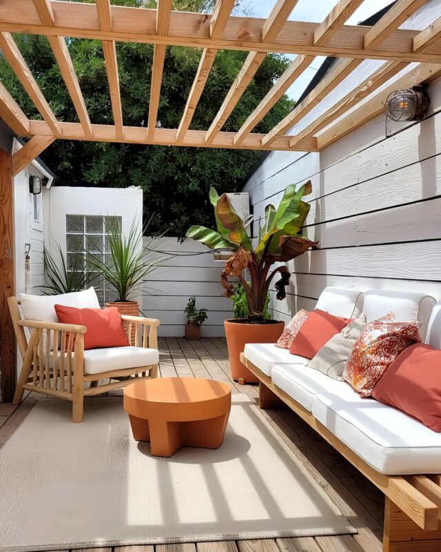 Avec l'été qui approche, c'est le moment de redécouvrir notre charmant projet "Maison de pêcheurs". La fusion entre la véranda et la terrasse crée une ouverture chaleureuse et fonctionnelle. Jadis séparées par des pavés de verre, nous les avons réutilisés pour créer une douche extérieure.Les tons de terracotta, de vert et de beige, associés au bois brut, évoquent une ambiance apaisante, parfaite pour se détendre en toute saison. Nous avons fait un heureux ! 🐱--Rénovation d'une maison de pêcheurs à Frontignan@neo_design_despace@atelierhadrian