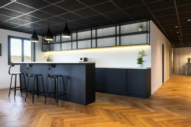 Dans ce vaste espace, @neo_design_despace a créé un coin bar sur mesure, invitant le personnel de cette startup à partager des moments de détente conviviaux.Des bureaux conçus "comme à la maison" pour une atmosphère de travail agréable et familière. Le parquet en bâton rompu apporte une touche d'élégance intemporelle, tandis que l'audace du plafond noir ajoute une modernité subtile.--Aménagement bureaux d'une startup à Castries