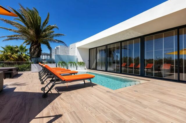 Continuons à célébrer l'arrivée de l'été avec notre projet à Sète ! 🌞@neo_design_despace a agrandi et aménagé la terrasse avec un espace repas, un espace jacuzzi et une pergola bioclimatique. Une douche extérieure a également été ajoutée pour plus de confort.La terrasse en bois, en parfaite harmonie avec le bleu de la piscine et des touches de orange pour une ambiance positive, est idéale pour accueillir les beaux jours et partager des moments conviviaux.Qu'en pensez-vous ? ✨©@arth_creative--Rénovation maison individuelle à Sète